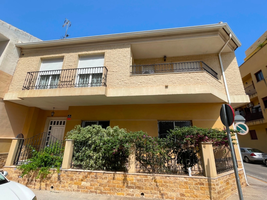 5 Bedroom 3 Bathroom House - Townhouse in Formentera del Segura