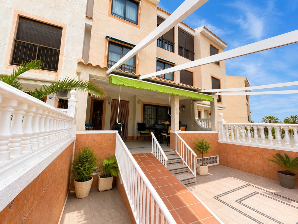 5 Bedroom 2 Bathroom House - Townhouse in Guardamar del Segura