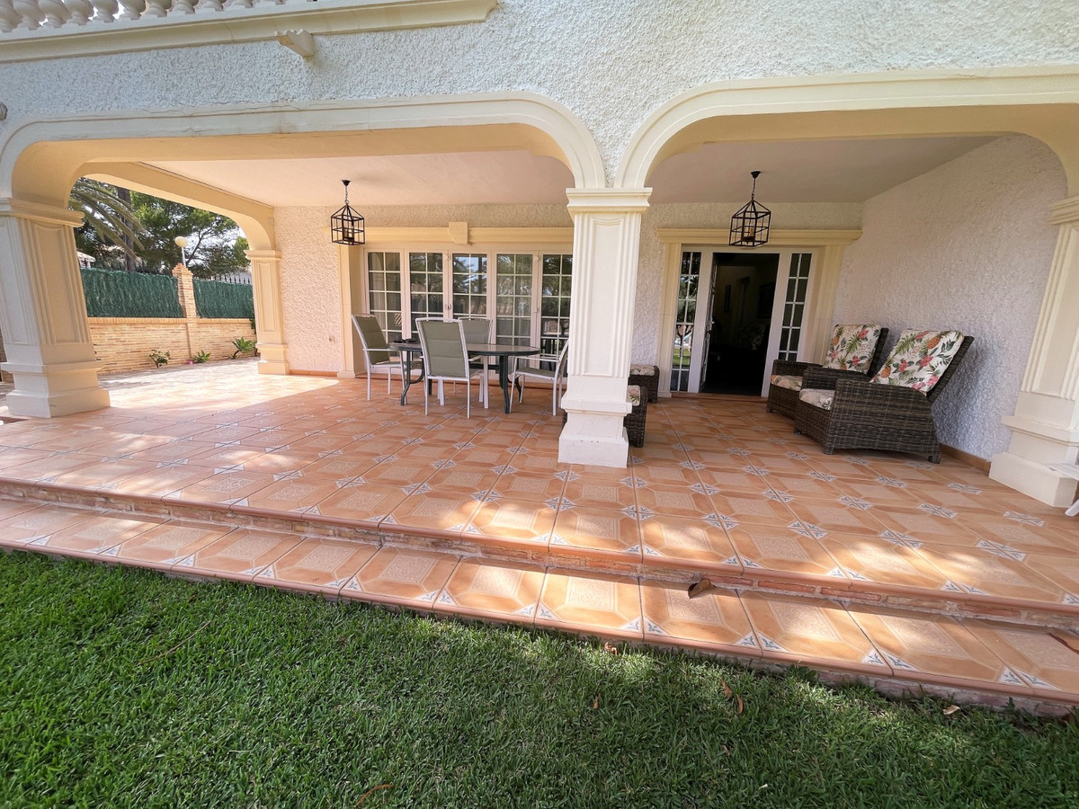 For sale - 8 Bedroom 4 Bathroom House - Detached Villa in Orihuela - Cabo Roig  - Alicante