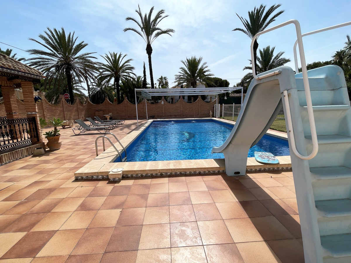 For sale - 8 Bedroom 4 Bathroom House - Detached Villa in Orihuela - Cabo Roig  - Alicante