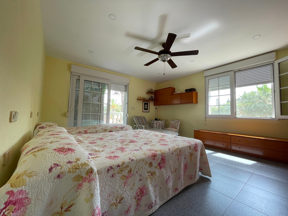 For sale - 8 Bedroom 4 Bathroom House - Detached Villa in Orihuela - Cabo Roig  - Alicante