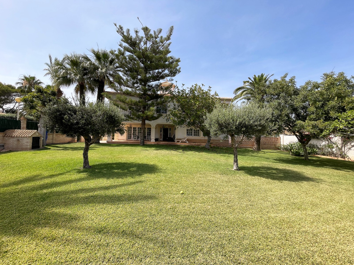 For sale - 8 Bedroom 4 Bathroom House - Detached Villa in Orihuela - Cabo Roig  - Alicante