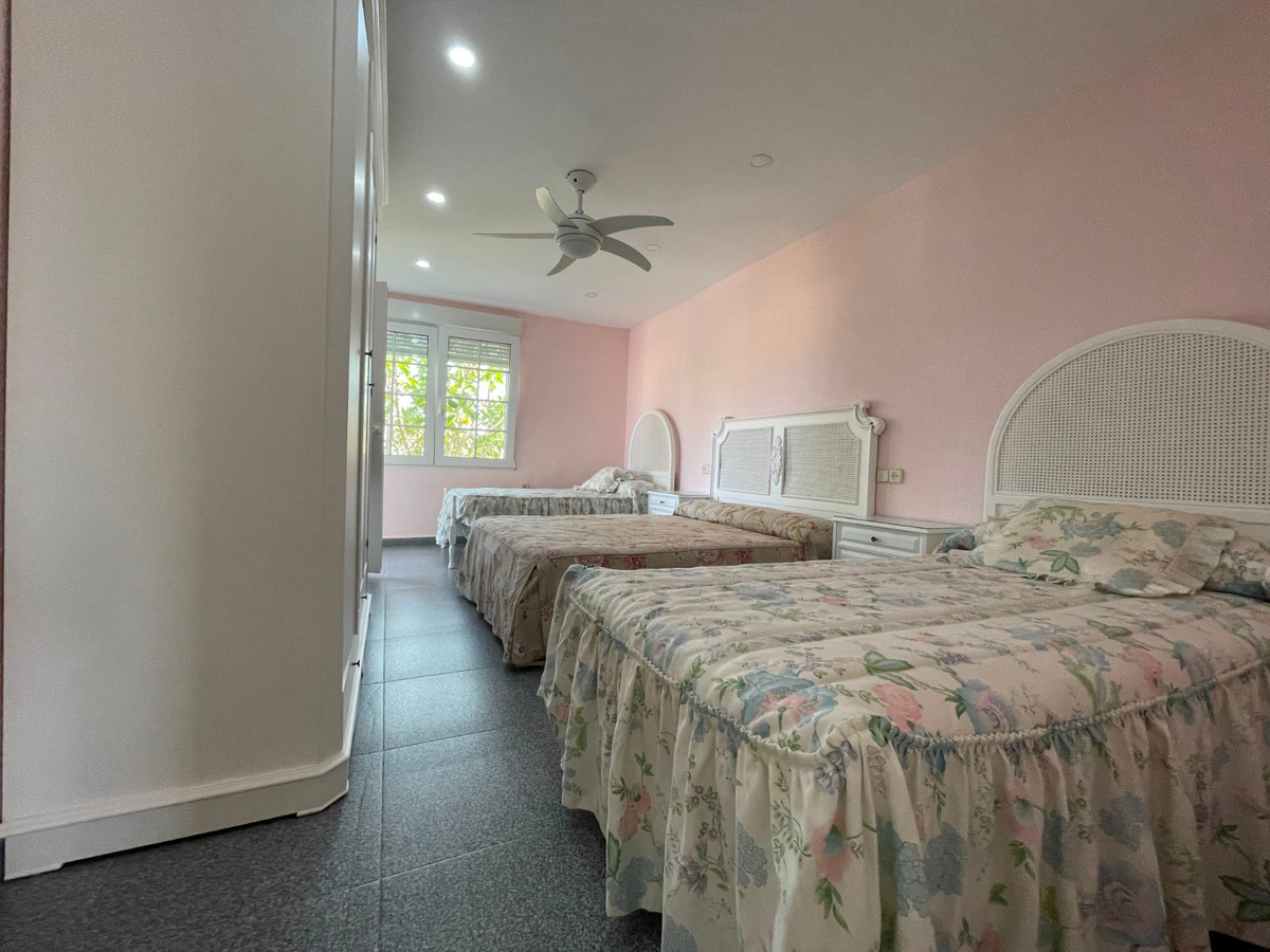 For sale - 8 Bedroom 4 Bathroom House - Detached Villa in Orihuela - Cabo Roig  - Alicante