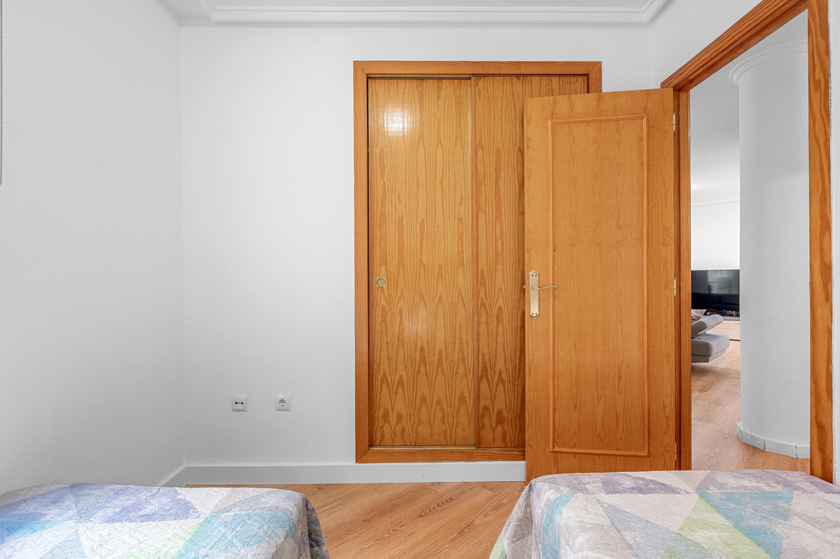 For sale - 3 Bedroom 2 Bathroom Apartment - Middle Floor Apartment in Torrevieja - Torrevieja Centro  - Alicante