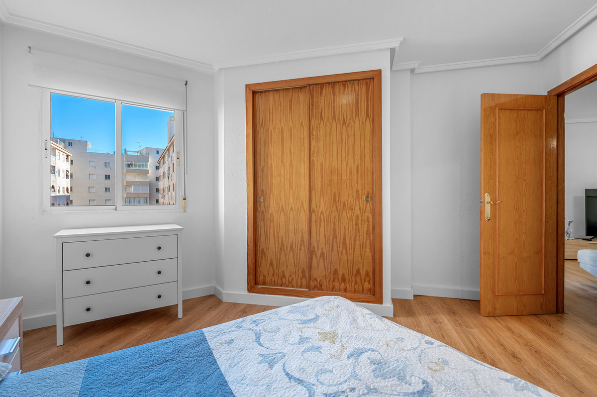 For sale - 3 Bedroom 2 Bathroom Apartment - Middle Floor Apartment in Torrevieja - Torrevieja Centro  - Alicante