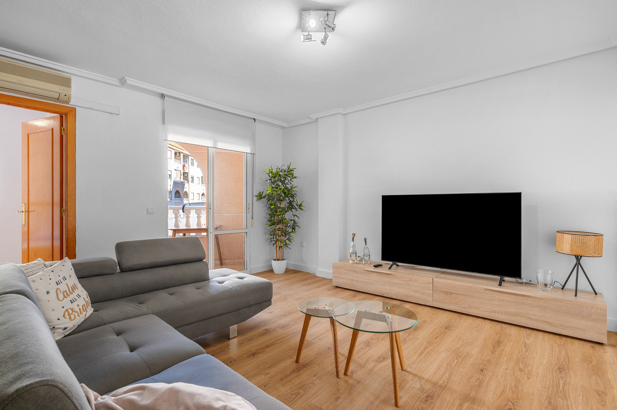For sale - 3 Bedroom 2 Bathroom Apartment - Middle Floor Apartment in Torrevieja - Torrevieja Centro  - Alicante