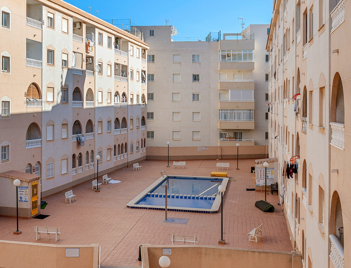 For sale - 3 Bedroom 2 Bathroom Apartment - Middle Floor Apartment in Torrevieja - Torrevieja Centro  - Alicante