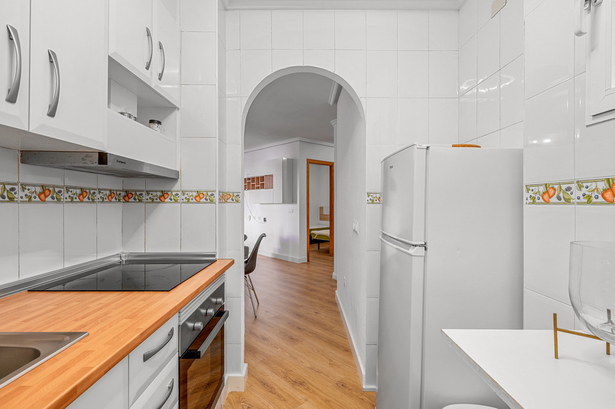 For sale - 3 Bedroom 2 Bathroom Apartment - Middle Floor Apartment in Torrevieja - Torrevieja Centro  - Alicante