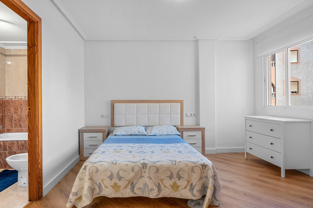 For sale - 3 Bedroom 2 Bathroom Apartment - Middle Floor Apartment in Torrevieja - Torrevieja Centro  - Alicante