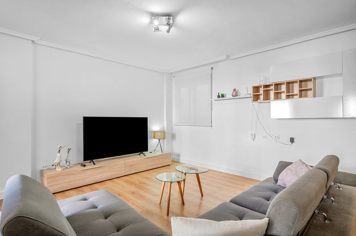 For sale - 3 Bedroom 2 Bathroom Apartment - Middle Floor Apartment in Torrevieja - Torrevieja Centro  - Alicante