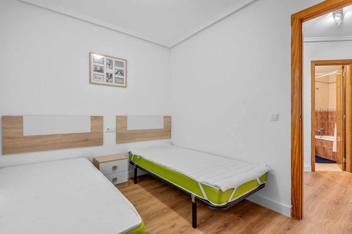For sale - 3 Bedroom 2 Bathroom Apartment - Middle Floor Apartment in Torrevieja - Torrevieja Centro  - Alicante