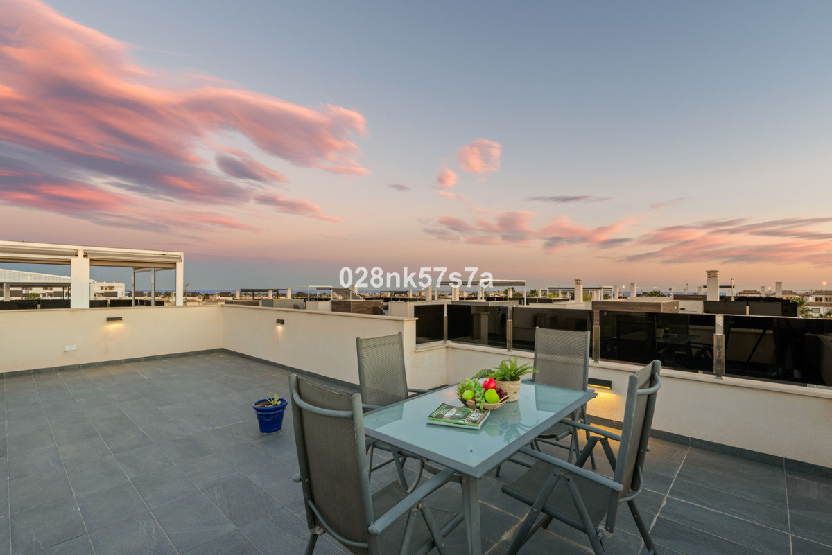 For sale - 4 Bedroom 4 Bathroom House - Detached Villa in Orihuela - Lomas De Campoamor  - Alicante