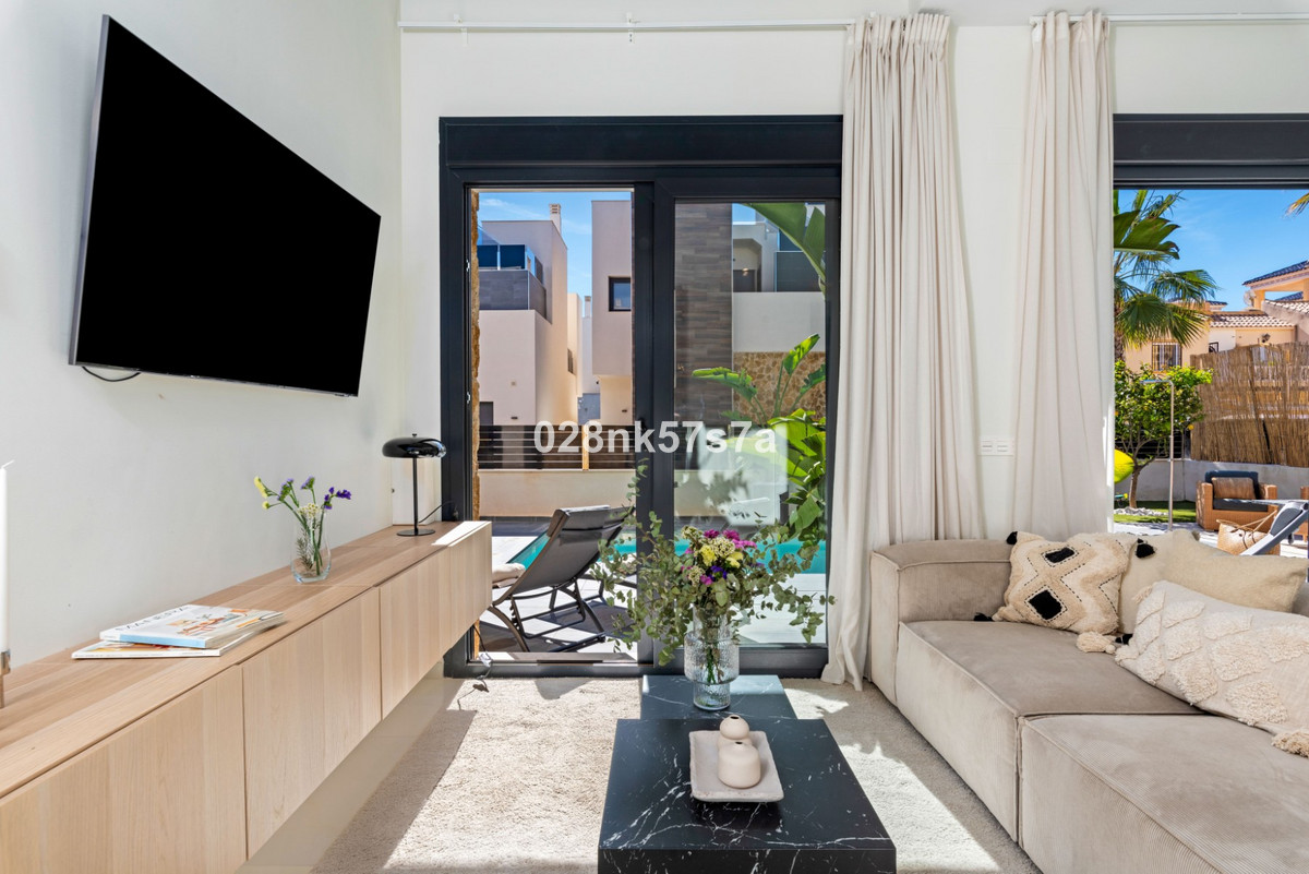 For sale - 4 Bedroom 4 Bathroom House - Detached Villa in Orihuela - Lomas De Campoamor  - Alicante