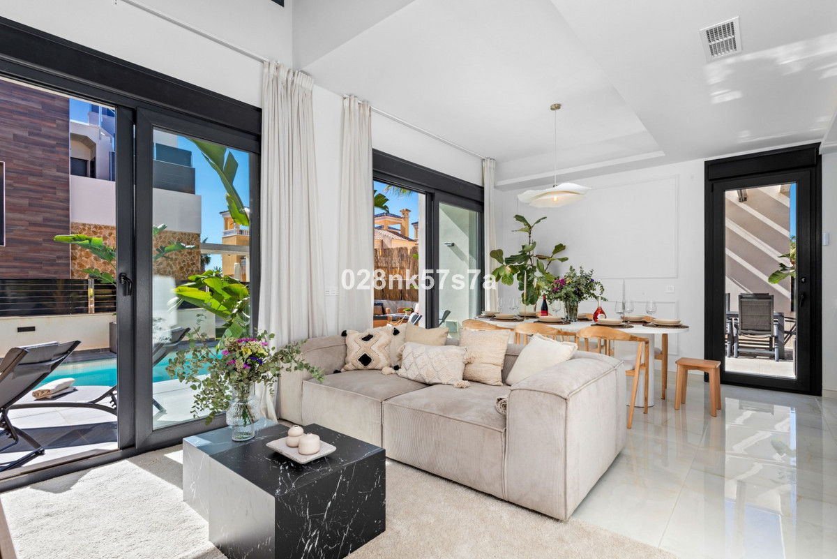 For sale - 4 Bedroom 4 Bathroom House - Detached Villa in Orihuela - Lomas De Campoamor  - Alicante