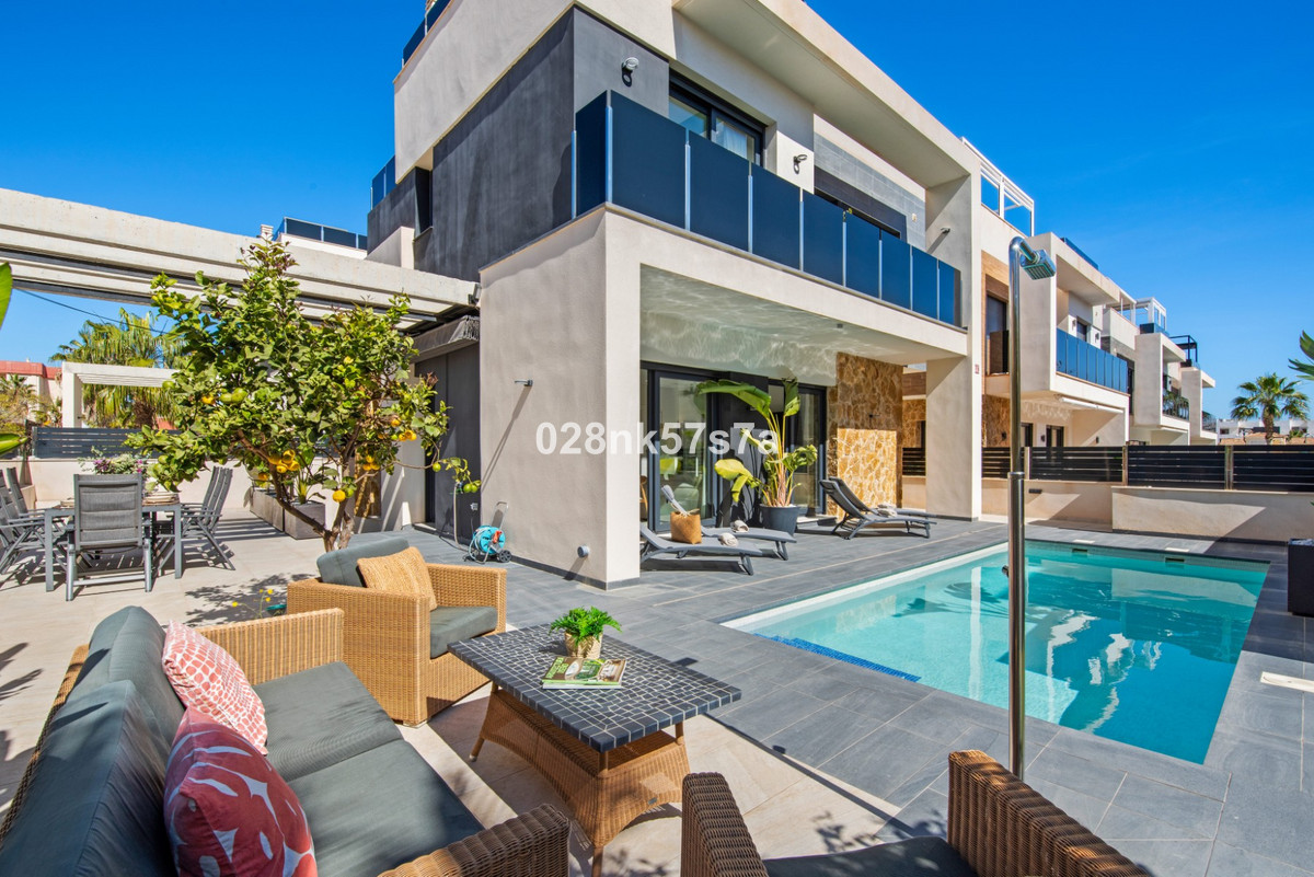 For sale - 4 Bedroom 4 Bathroom House - Detached Villa in Orihuela - Lomas De Campoamor  - Alicante