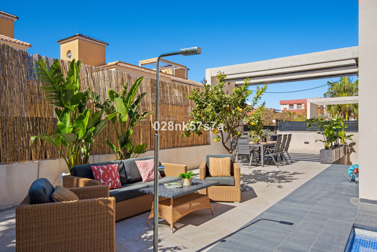 For sale - 4 Bedroom 4 Bathroom House - Detached Villa in Orihuela - Lomas De Campoamor  - Alicante