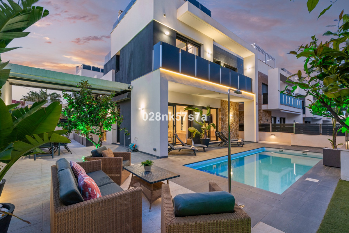 For sale - 4 Bedroom 4 Bathroom House - Detached Villa in Orihuela - Lomas De Campoamor  - Alicante