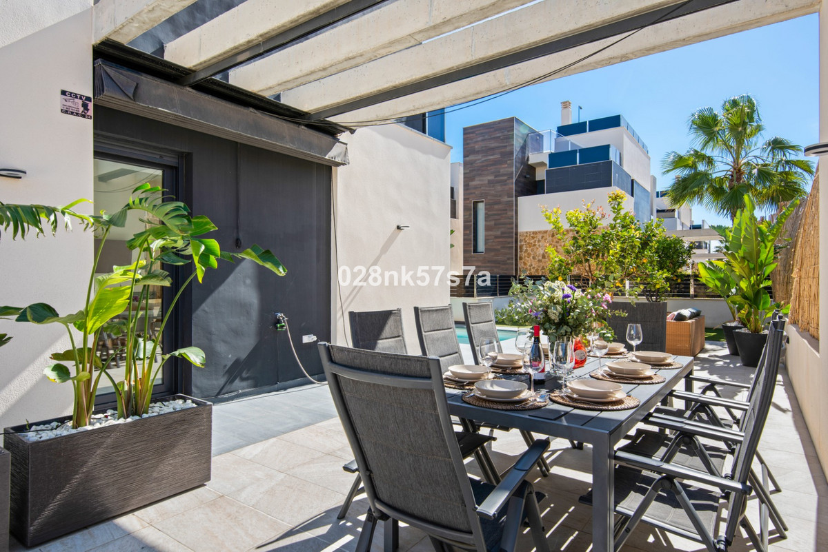 For sale - 4 Bedroom 4 Bathroom House - Detached Villa in Orihuela - Lomas De Campoamor  - Alicante