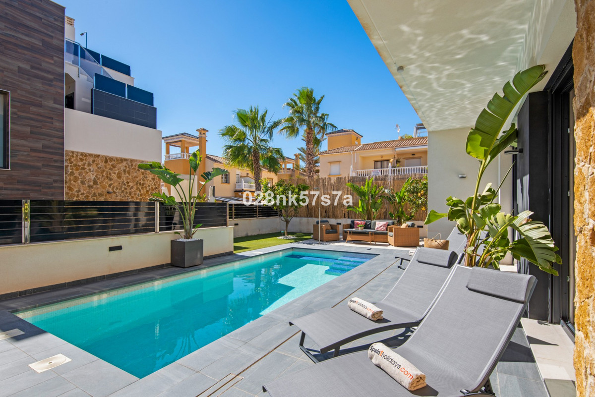 For sale - 4 Bedroom 4 Bathroom House - Detached Villa in Orihuela - Lomas De Campoamor  - Alicante