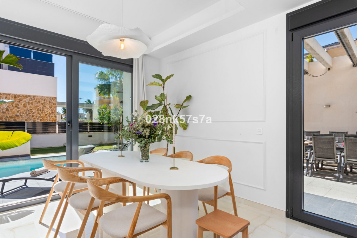 For sale - 4 Bedroom 4 Bathroom House - Detached Villa in Orihuela - Lomas De Campoamor  - Alicante