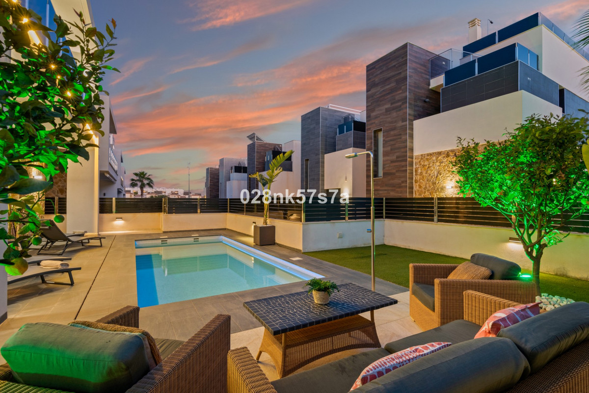 For sale - 4 Bedroom 4 Bathroom House - Detached Villa in Orihuela - Lomas De Campoamor  - Alicante