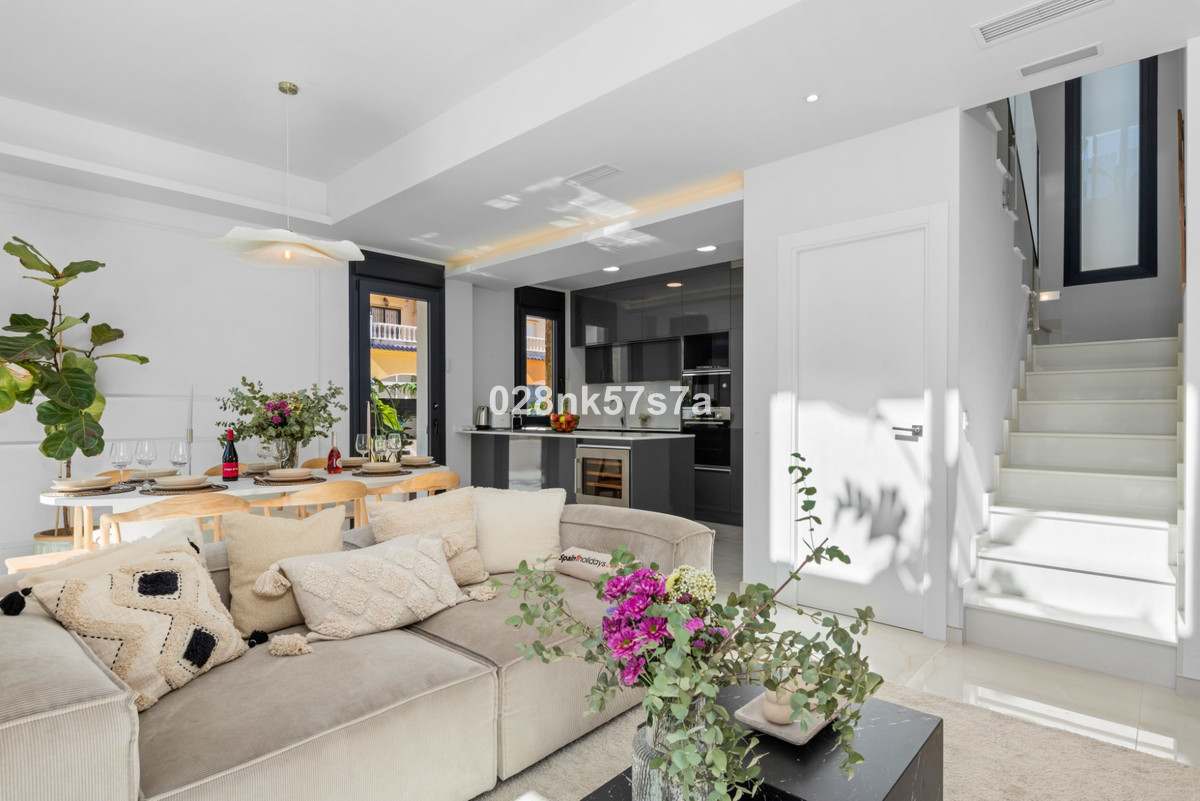 For sale - 4 Bedroom 4 Bathroom House - Detached Villa in Orihuela - Lomas De Campoamor  - Alicante