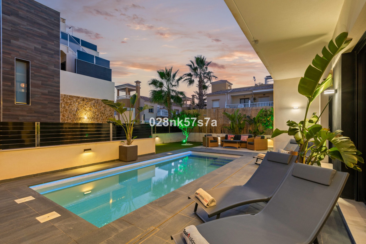 For sale - 4 Bedroom 4 Bathroom House - Detached Villa in Orihuela - Lomas De Campoamor  - Alicante