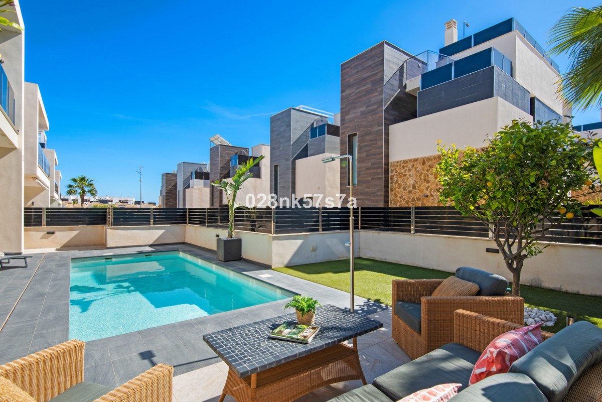 For sale - 4 Bedroom 4 Bathroom House - Detached Villa in Orihuela - Lomas De Campoamor  - Alicante