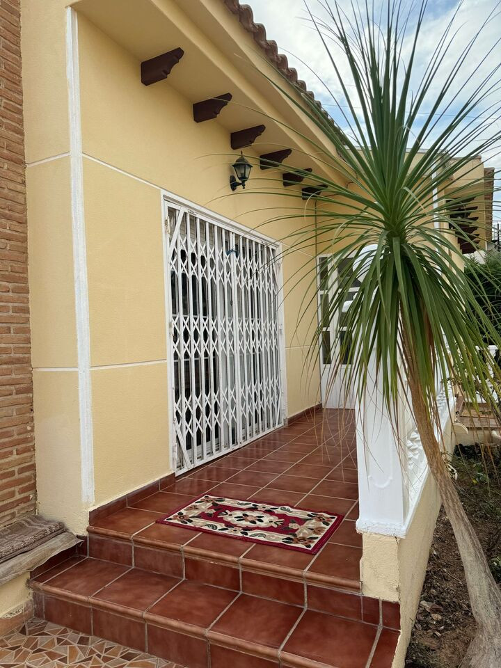 For sale - 4 Bedroom 3 Bathroom House - Detached Villa in Orihuela - La Zenia  - Alicante