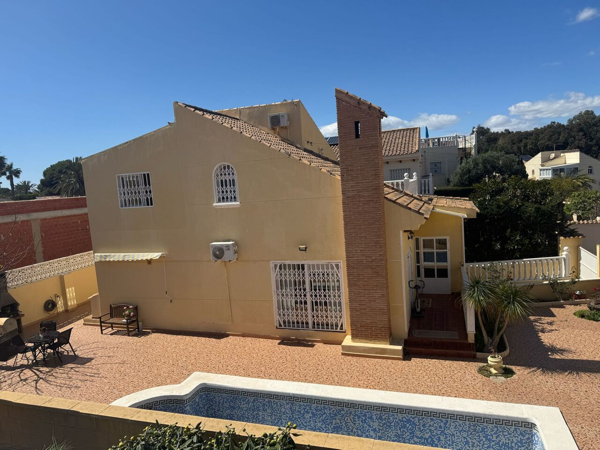 For sale - 4 Bedroom 3 Bathroom House - Detached Villa in Orihuela - La Zenia  - Alicante