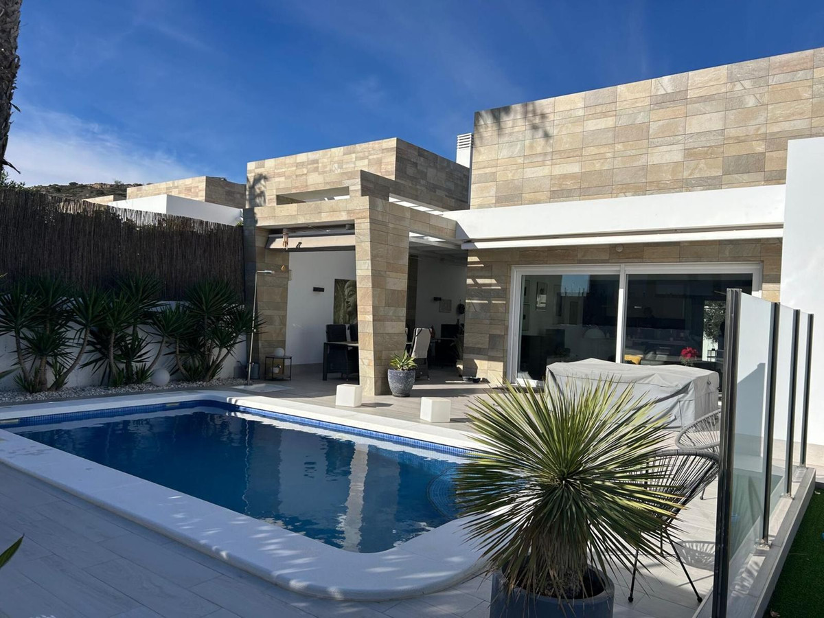 For sale - 3 Bedroom 2 Bathroom House - Detached Villa in Algorfa - Algorfa Centro  - Alicante