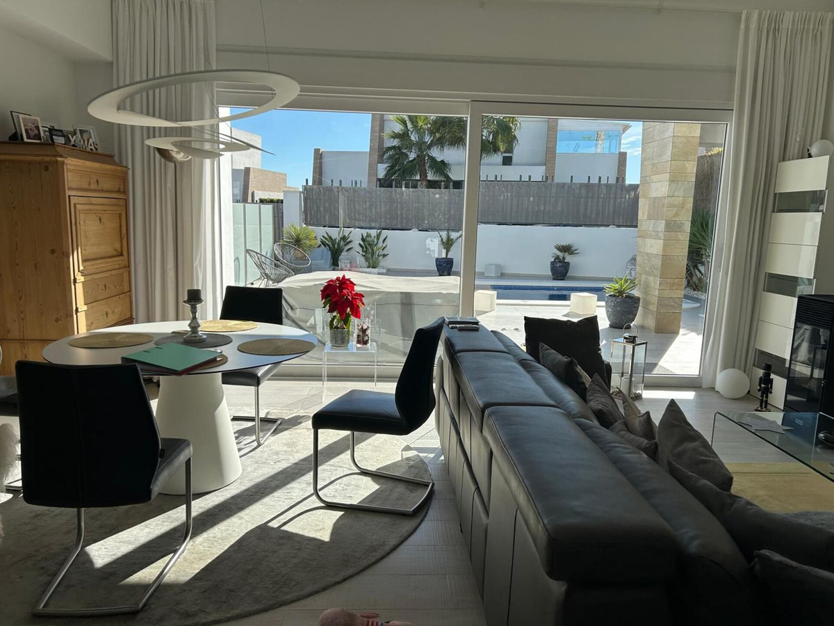 For sale - 3 Bedroom 2 Bathroom House - Detached Villa in Algorfa - Algorfa Centro  - Alicante