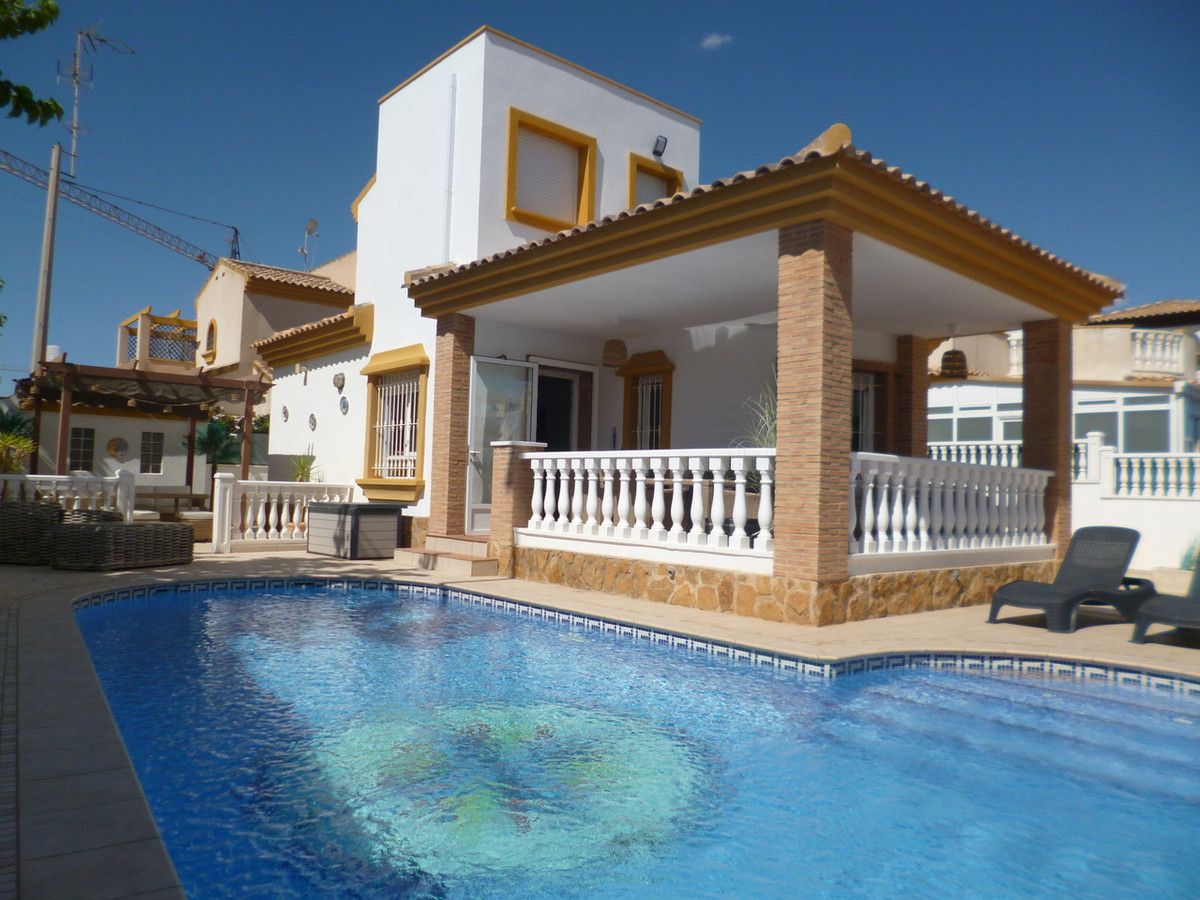 For sale - 4 Bedroom 2 Bathroom House - Detached Villa in Pilar de la Horadada - Pilar de la Horadada Centro  - Alicante
