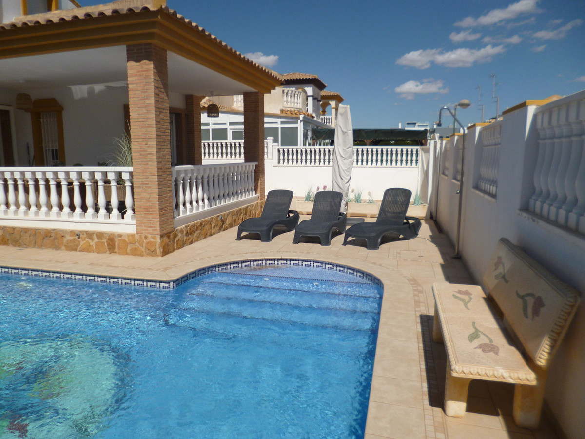For sale - 4 Bedroom 2 Bathroom House - Detached Villa in Pilar de la Horadada - Pilar de la Horadada Centro  - Alicante