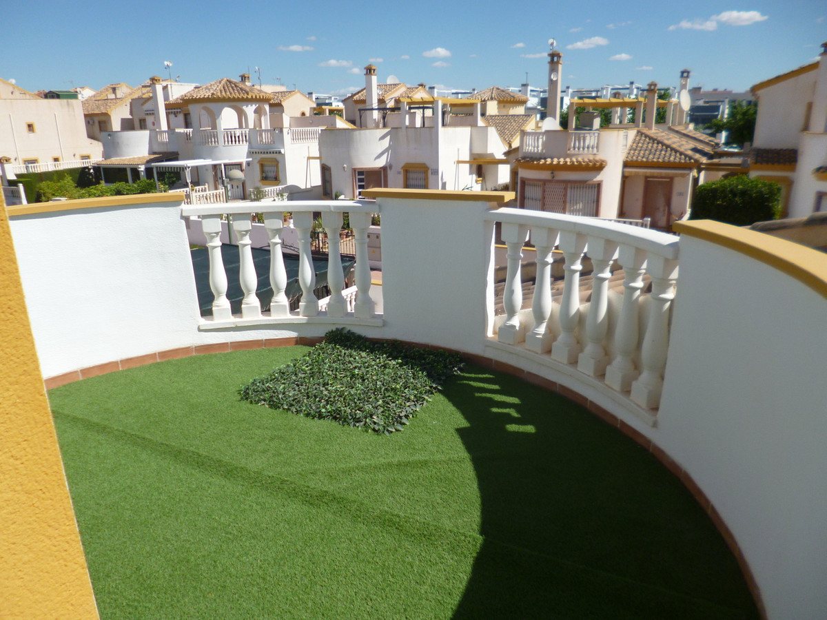 For sale - 4 Bedroom 2 Bathroom House - Detached Villa in Pilar de la Horadada - Pilar de la Horadada Centro  - Alicante