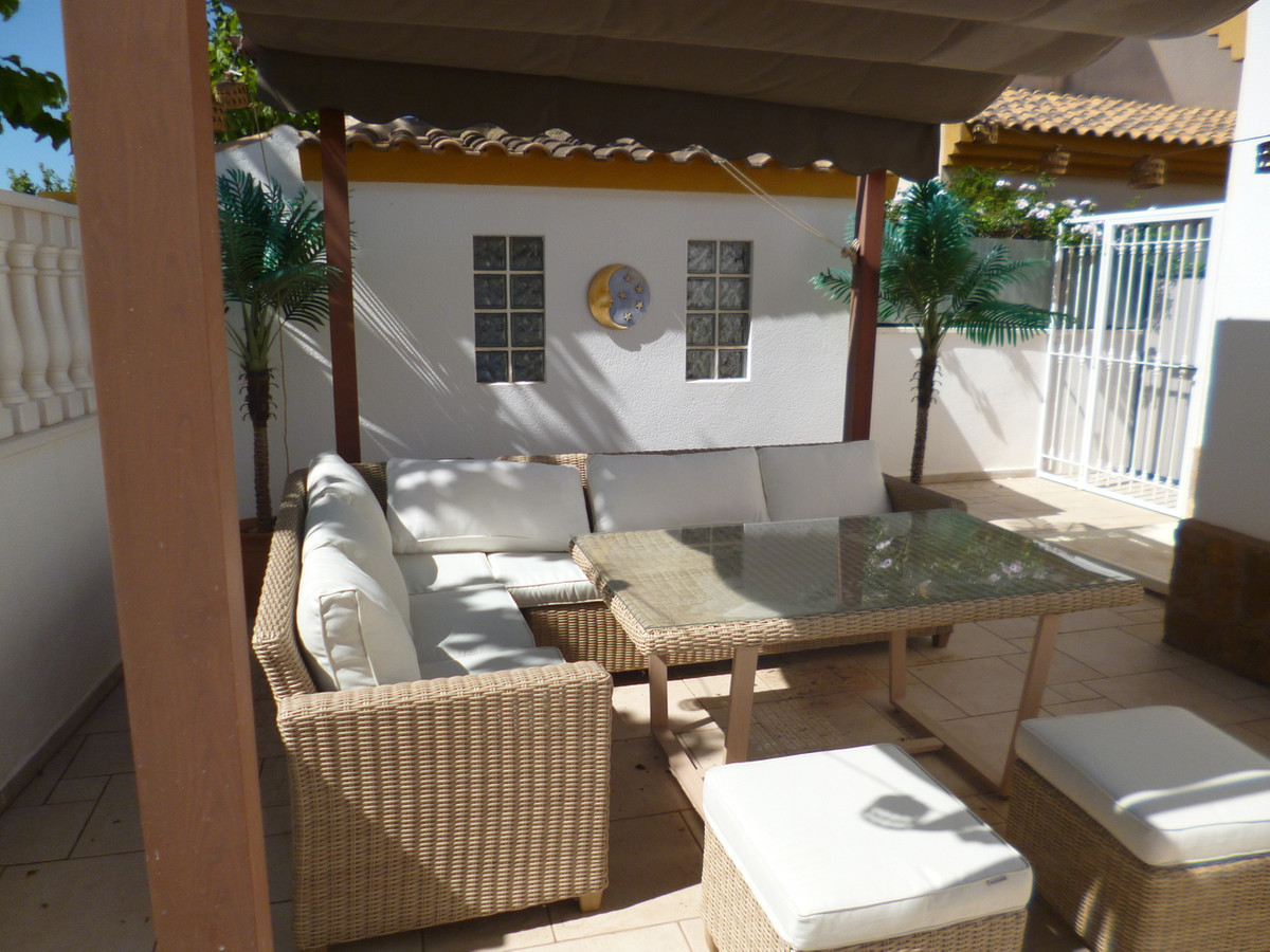 For sale - 4 Bedroom 2 Bathroom House - Detached Villa in Pilar de la Horadada - Pilar de la Horadada Centro  - Alicante