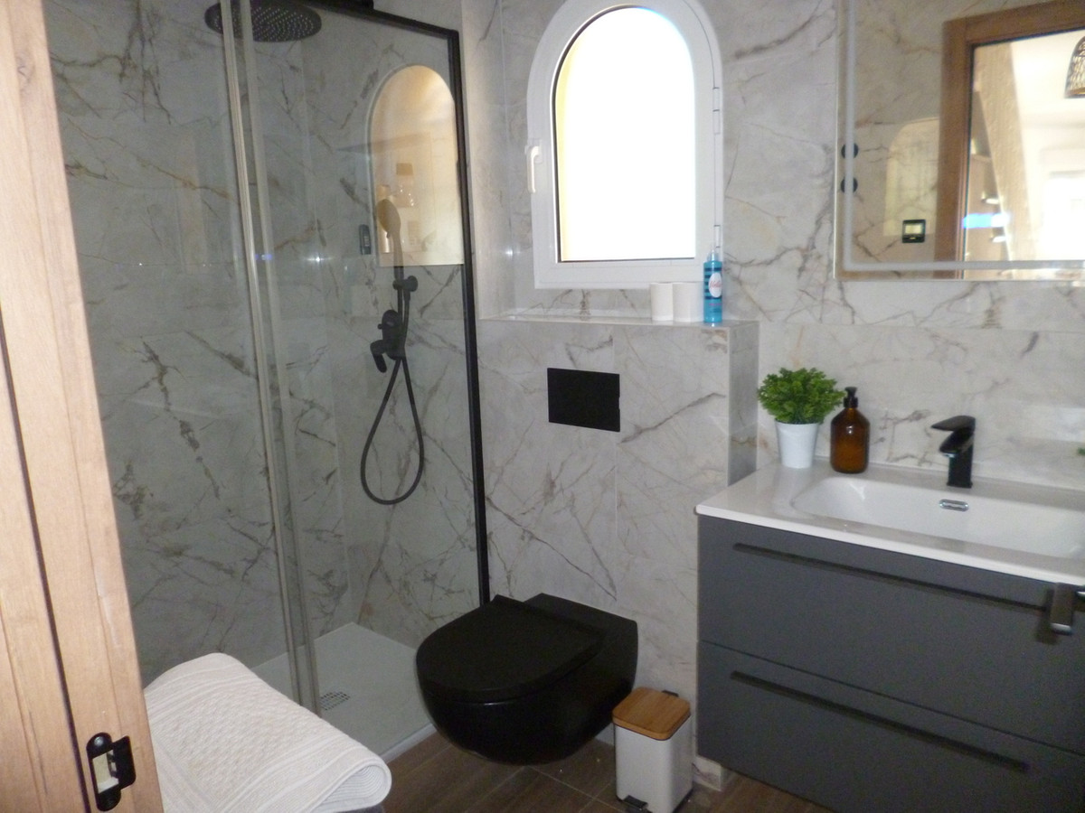 For sale - 4 Bedroom 2 Bathroom House - Detached Villa in Pilar de la Horadada - Pilar de la Horadada Centro  - Alicante