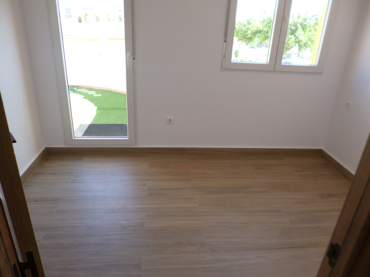 For sale - 4 Bedroom 2 Bathroom House - Detached Villa in Pilar de la Horadada - Pilar de la Horadada Centro  - Alicante