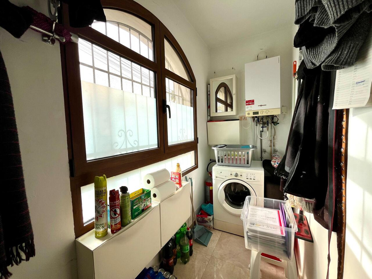 For sale - 4 Bedroom 2 Bathroom House - Detached Villa in Orihuela - Villamartin  - Alicante