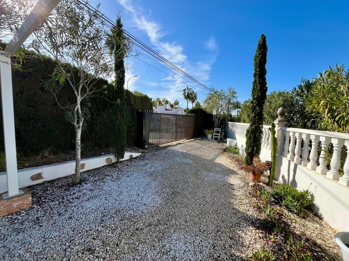 For sale - 4 Bedroom 2 Bathroom House - Detached Villa in Orihuela - Villamartin  - Alicante