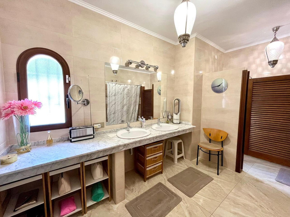 For sale - 4 Bedroom 2 Bathroom House - Detached Villa in Orihuela - Villamartin  - Alicante