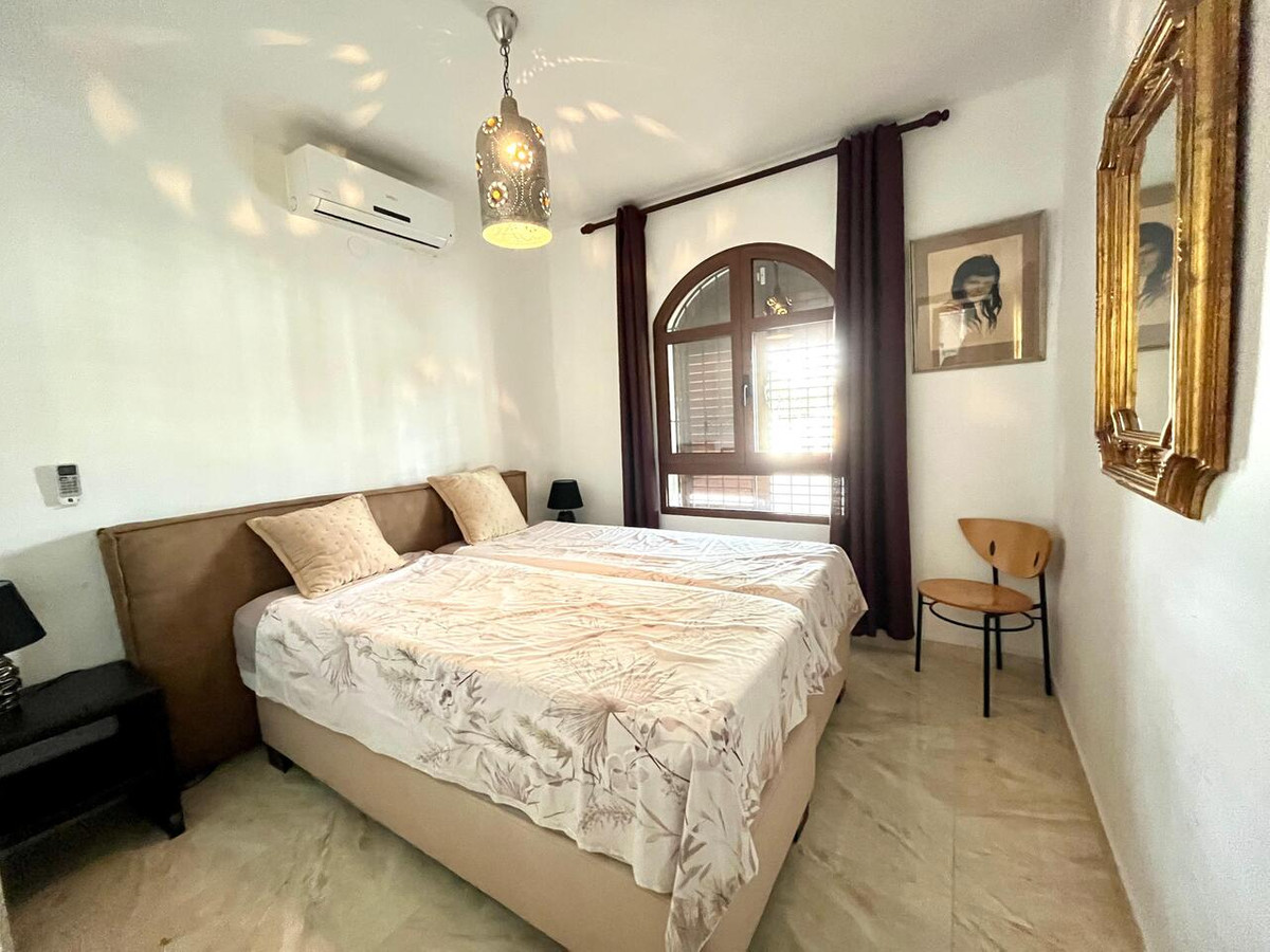 For sale - 4 Bedroom 2 Bathroom House - Detached Villa in Orihuela - Villamartin  - Alicante