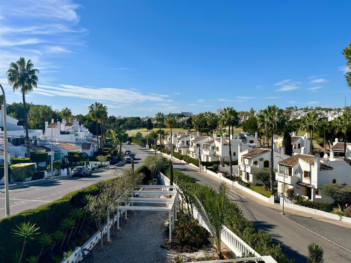 For sale - 4 Bedroom 2 Bathroom House - Detached Villa in Orihuela - Villamartin  - Alicante