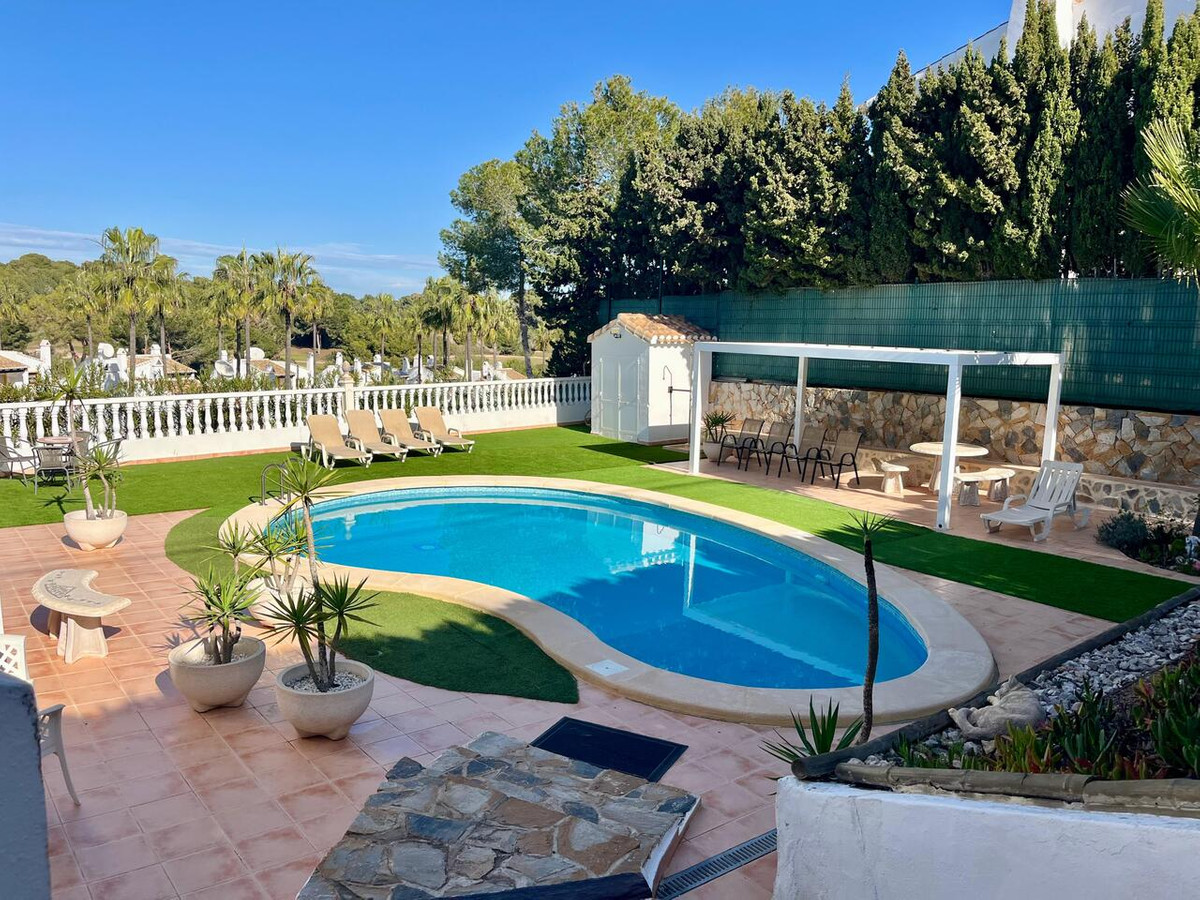 For sale - 4 Bedroom 2 Bathroom House - Detached Villa in Orihuela - Villamartin  - Alicante