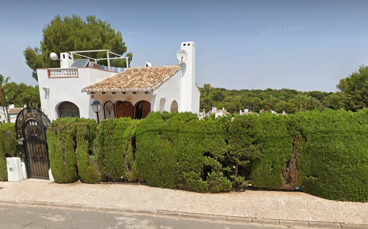 For sale - 4 Bedroom 2 Bathroom House - Detached Villa in Orihuela - Villamartin  - Alicante