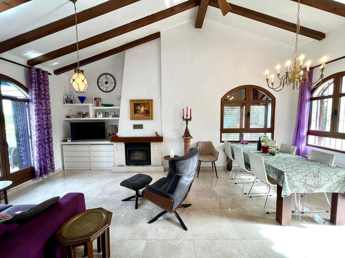 For sale - 4 Bedroom 2 Bathroom House - Detached Villa in Orihuela - Villamartin  - Alicante