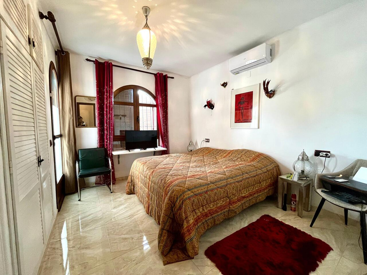 For sale - 4 Bedroom 2 Bathroom House - Detached Villa in Orihuela - Villamartin  - Alicante