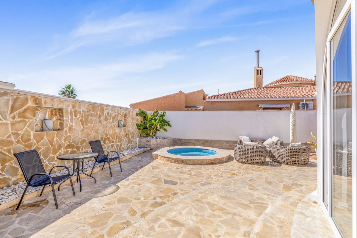 For sale - 5 Bedroom 2 Bathroom House - Detached Villa in Orihuela - La Florida  - Alicante
