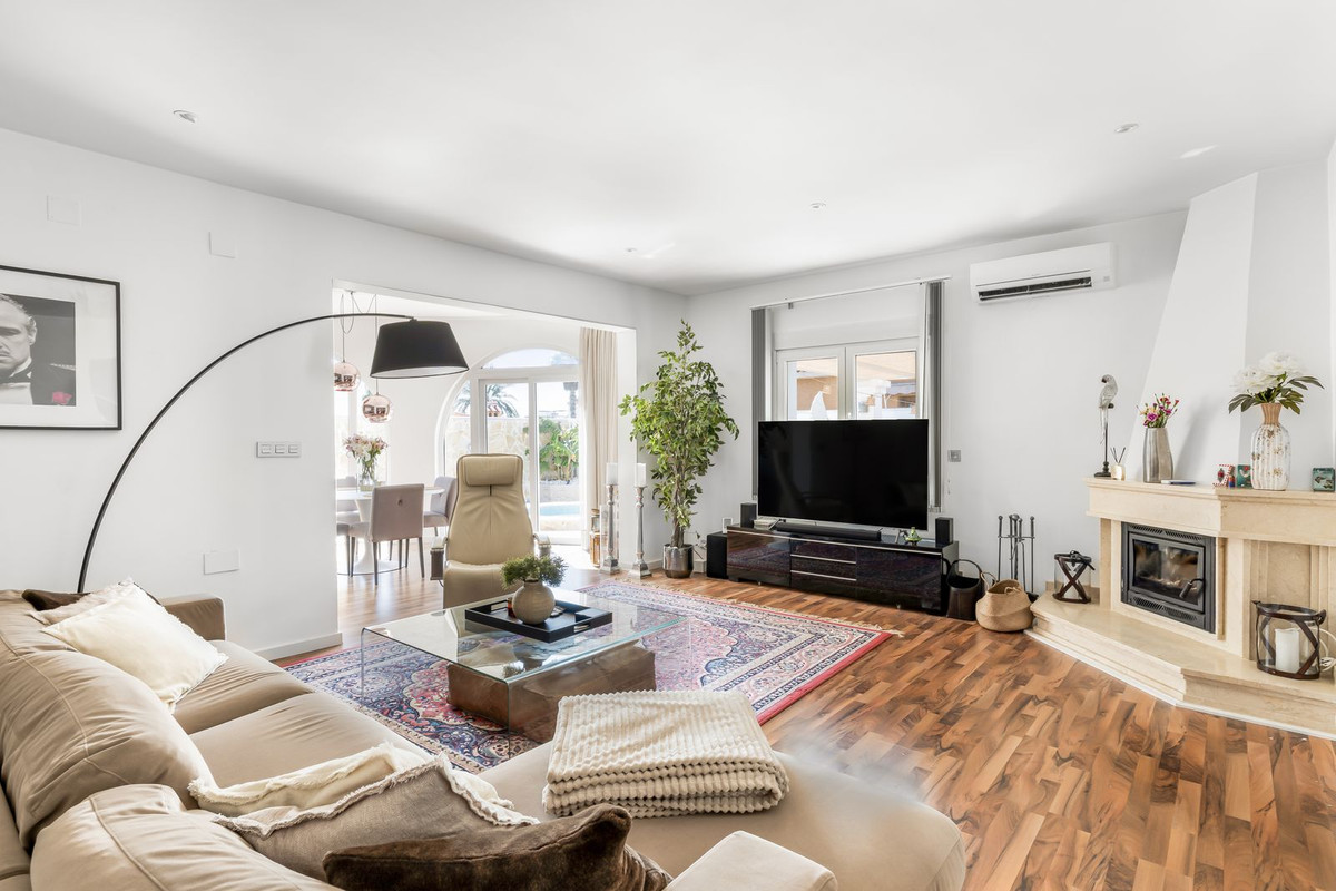For sale - 5 Bedroom 2 Bathroom House - Detached Villa in Orihuela - La Florida  - Alicante