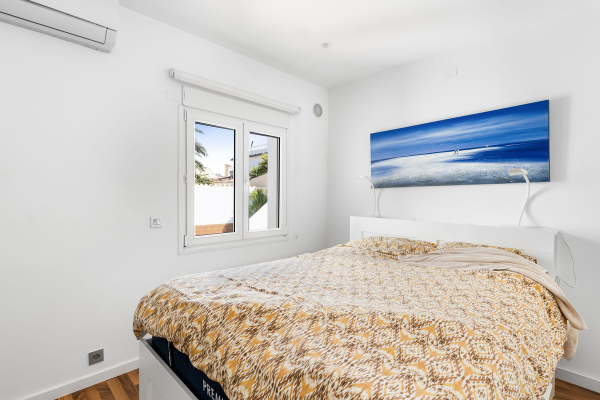 For sale - 5 Bedroom 2 Bathroom House - Detached Villa in Orihuela - La Florida  - Alicante